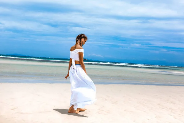 Retrato Cênico Atraente Jovem Mulher Posando Praia — Fotografia de Stock