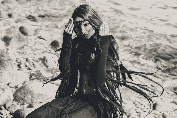 Stílusos fiatal nő a szabadban. boszorkány kézműves spirituális koncepció — Stock Fotó