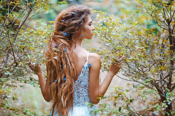 Portret Van Sensuele Vrouw Jurk Poseren Natuur — Stockfoto