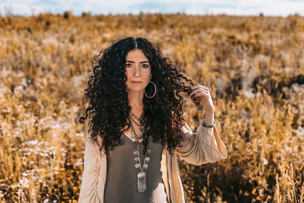 Bela Jovem Mulher Estilo Nativo Posando Campo — Fotografia de Stock