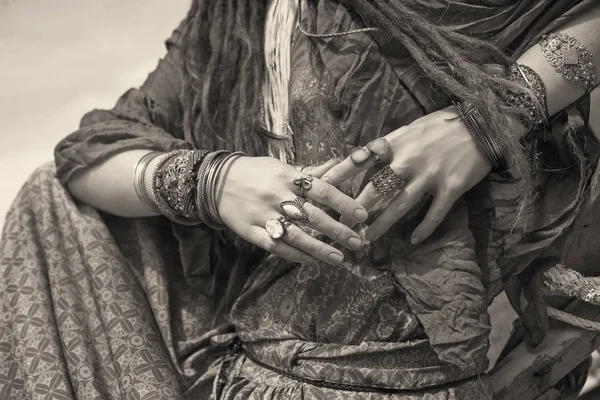Aksesuarlı Bohem Bir Kadının Kırpılmış Görüntüsü — Stok fotoğraf