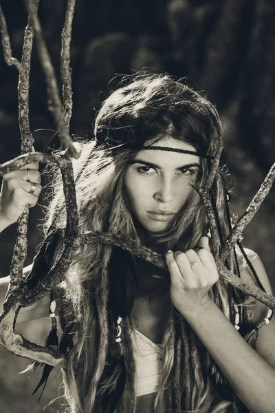 Yerli Moda Konseptinde Güzel Bir Kadının Portresi — Stok fotoğraf