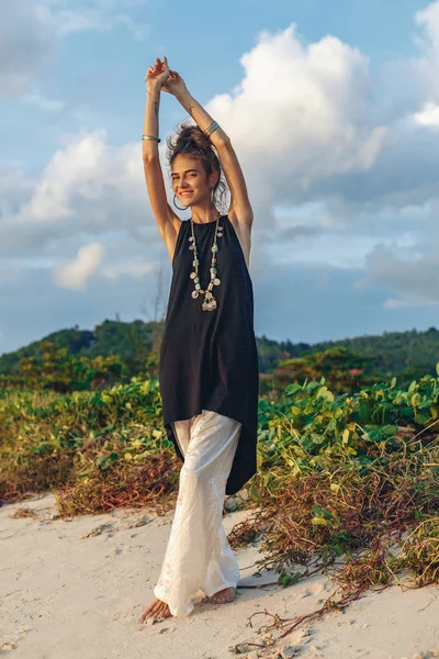 Bela Jovem Estilo Boho Mulher Andando Natureza — Fotografia de Stock