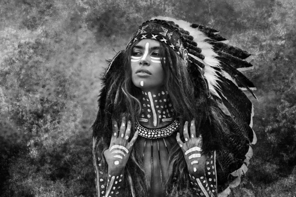 Vacker Kvinna Primitiv Indian Jägare Koncept — Stockfoto