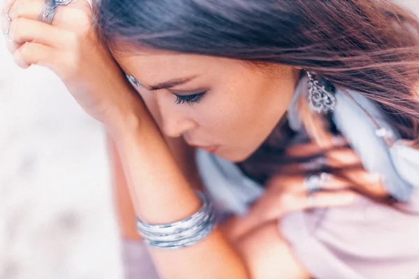 Mulher bonita estilo boho jovem ao ar livre com galhos secos — Fotografia de Stock