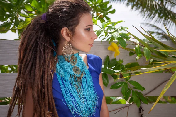 Retrato Joven Tierna Mujer Estilo Bohemio Posando Jardín — Foto de Stock