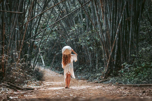 Atrakcyjna Młoda Dziewczyna Kapeluszem Lesie Bambusowym — Zdjęcie stockowe