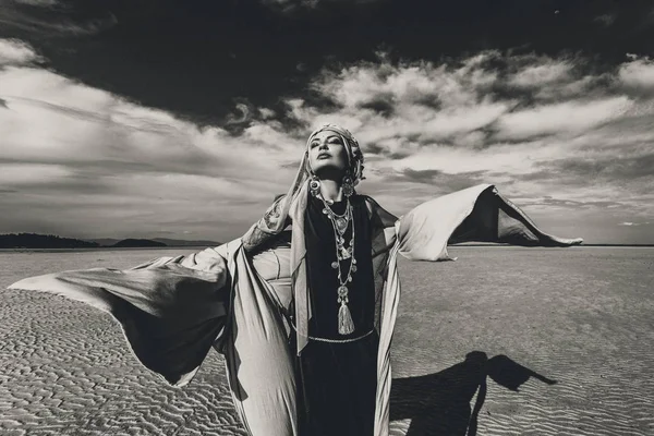 Όμορφη Κομψή Γυναίκα Μποέμ Ποζάρουν Τροπική Παραλία Τσιγγάνων Έννοια — Φωτογραφία Αρχείου