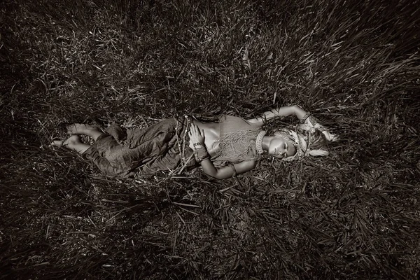 Moda Fotografı Türbanlı Kadın Çimenlerde Yatıyor — Stok fotoğraf