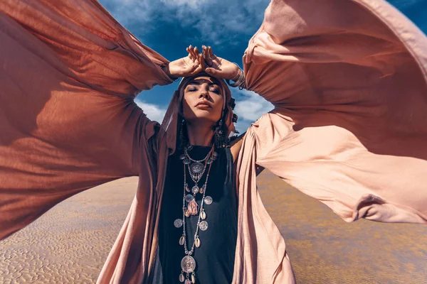 güzel stil bohem kadın tropik plajda poz veriyor, çingene konsepti