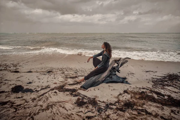 Mooie Jonge Stijlvolle Vrouw Het Strand — Stockfoto