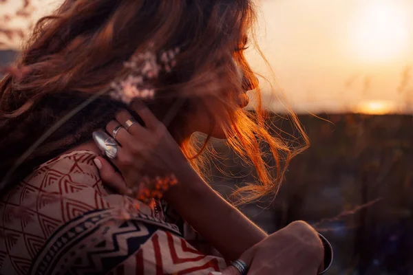 Portrait Beautiful Woman Native Vibes Concept Posing Camera Field Sunset — Stock Photo, Image