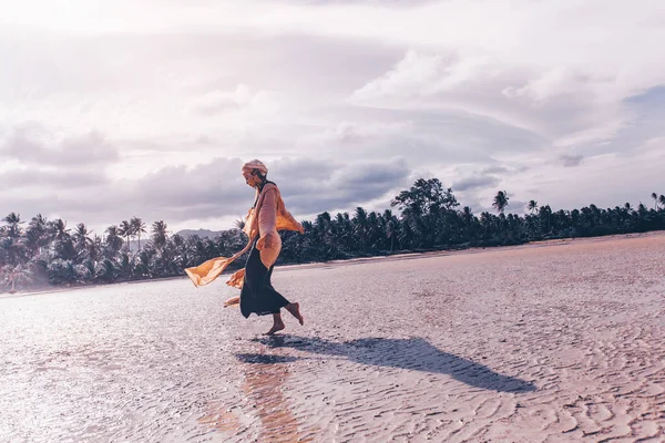 Hermosa Mujer Bohemia Elegante Posando Playa Tropical Concepto Gitano — Foto de Stock