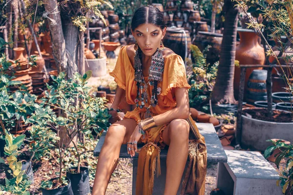 Zár-megjelöl-ból gyönyörű fiatal divatos nő, hogy — Stock Fotó