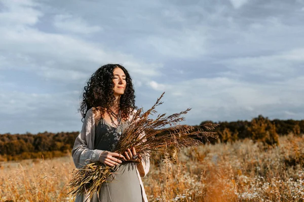 Schöne Junge Einheimische Stil Frau Posiert Auf Dem Feld — Stockfoto