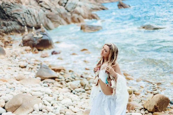Μεγαλοπρεπής Μποέμικο Κορίτσι Φόρεμα Στην Παραλία Πέτρα — Φωτογραφία Αρχείου