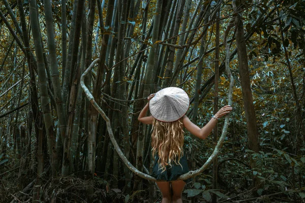 Bambu Ormanında Şapkalı Çekici Bir Genç Kız — Stok fotoğraf