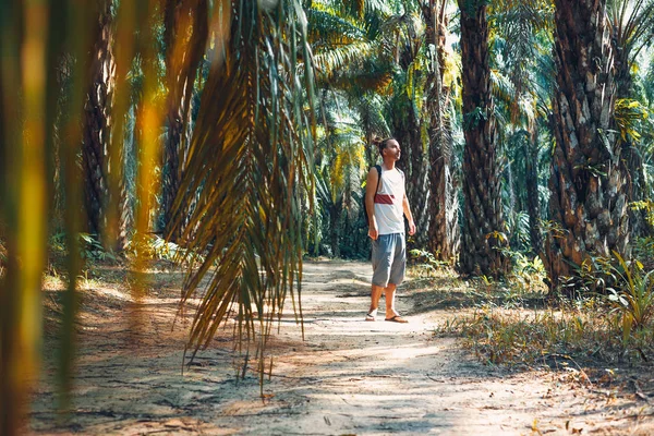 Jovem Caminhando Parque — Fotografia de Stock