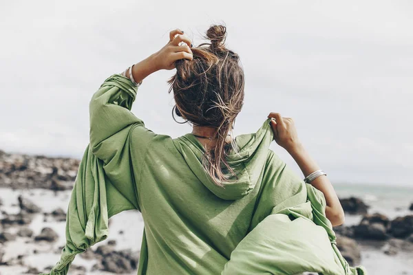 Majestoso Jovem Mulher Vestido Posando Praia — Fotografia de Stock