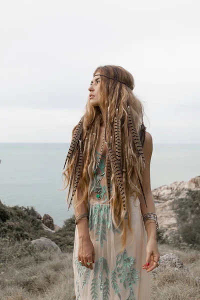 Glad Ung Kaukasiska Kvinna Inhemska Kläder Poserar Tropisk Strand — Stockfoto