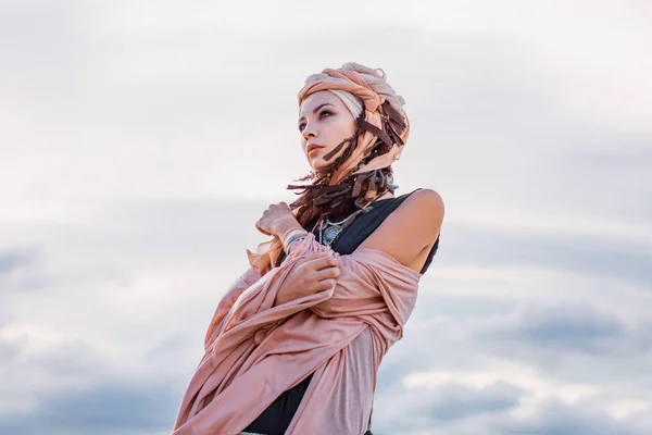 Schöne Stilvolle Bohème Frau Posiert Tropischen Strand Zigeunerkonzept — Stockfoto