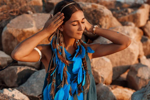 Natursköna Porträtt Vacker Ung Kvinna Stranden — Stockfoto