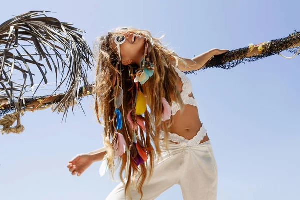 Feliz Jovem Caucasiano Mulher Posando Praia Tropical — Fotografia de Stock