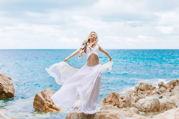 Majestoso Boêmio Menina Vestido Praia Pedra — Fotografia de Stock