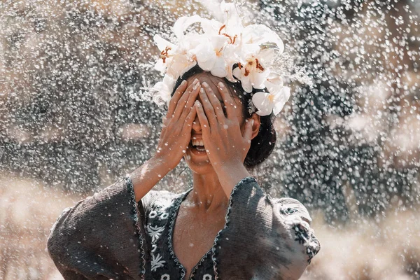 çelenk giyen güzel genç kadın yakın çekim 