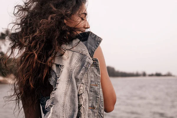 Atraente Jovem Mulher Estilo Boêmio Posando Para Câmera — Fotografia de Stock