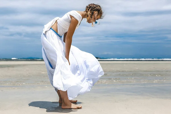 Retrato Cênico Atraente Jovem Mulher Posando Praia — Fotografia de Stock