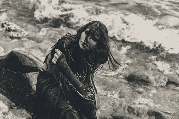 Stílusos fiatal nő a szabadban. boszorkány kézműves spirituális koncepció — Stock Fotó