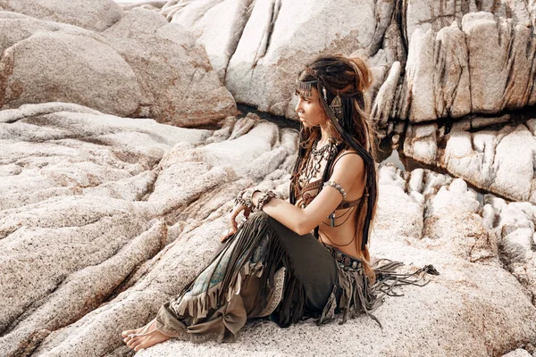 Portret Van Mooie Vrouw Inheemse Mode Concept Poseren Voor Camera — Stockfoto