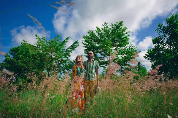 Boho Casal Posando Livre — Fotografia de Stock