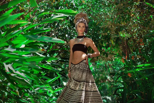 Schöne Junge Boho Frau Turban Posiert Dschungel — Stockfoto