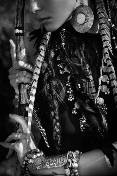 Piękna Kobieta Pozowanie Koncepcji Plemiennej Łonie Natury — Zdjęcie stockowe