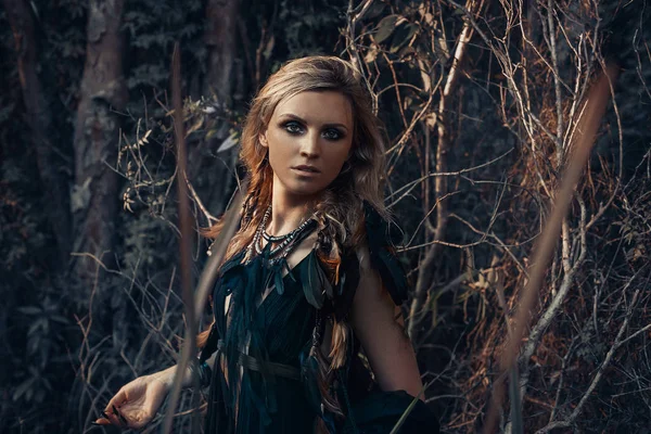 威严的年轻女巫在森林里摆姿势 — 图库照片