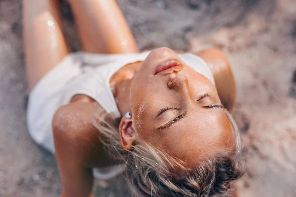 Schöne junge Mode-Modell am Strand. Porträt aus nächster Nähe — Stockfoto