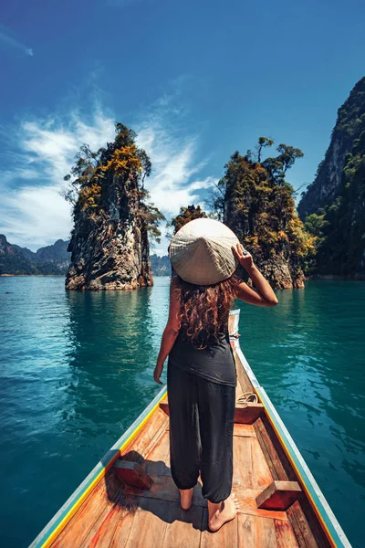 Hermosa Mujer Bohemia Vestido Posando Barco Aventura Tropical — Foto de Stock