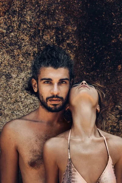 Jong Paar Verliefd Het Strand — Stockfoto