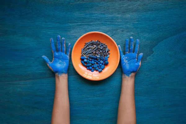 Vedere Sus Mâinilor Artistului Plăcii Mărgele — Fotografie, imagine de stoc