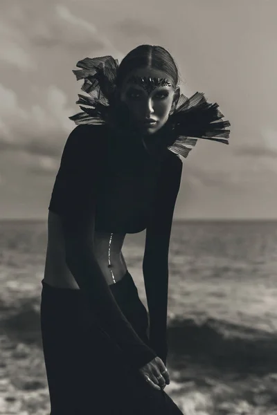 Mujer joven y elegante al aire libre. bruja arte concepto espiritual — Foto de Stock