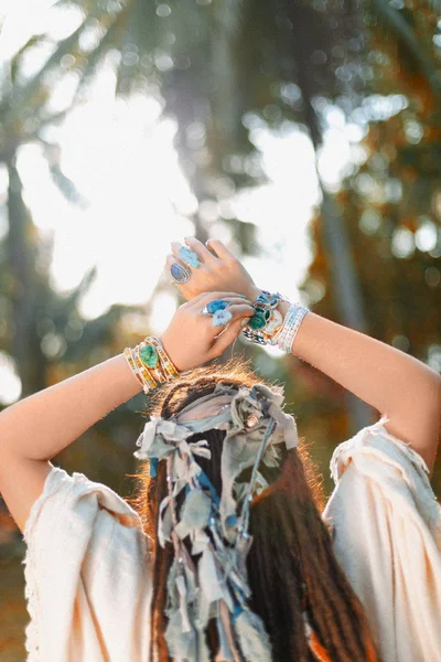 Hermosa mujer con estilo con una gran cantidad de piedras preciosas accesorios — Foto de Stock