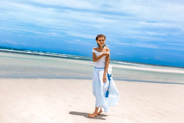 Retrato Cênico Atraente Jovem Mulher Posando Praia — Fotografia de Stock