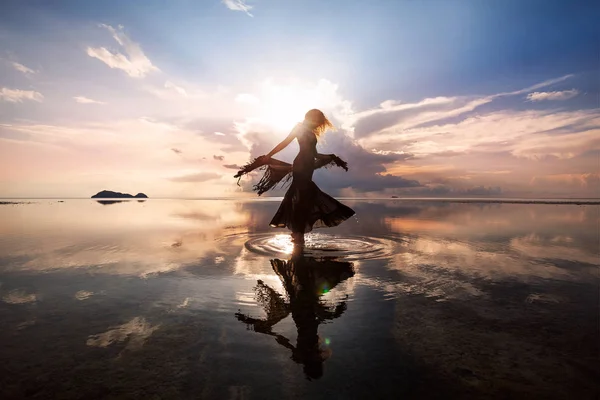 日没時にビーチでポーズエレガントな女性 — ストック写真