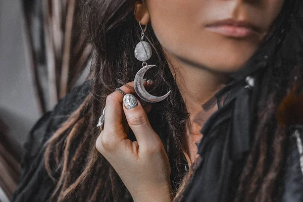 Beautiful stylish woman with a lot of gem stones accessories — Stock Photo, Image