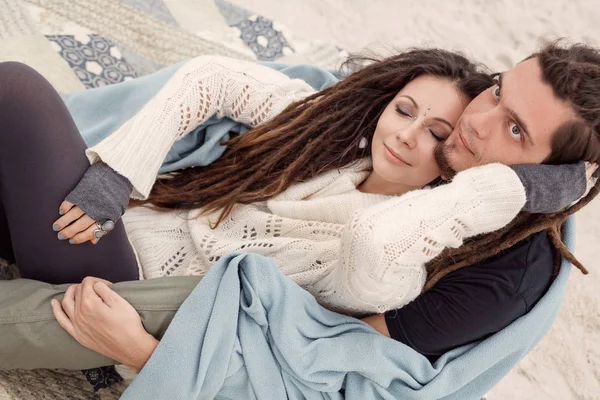 Atraente Jovem Casal Coberto Com Xadrez Juntos — Fotografia de Stock