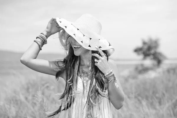 Mooi Hippie Meisje Poseren Naar Camera — Stockfoto