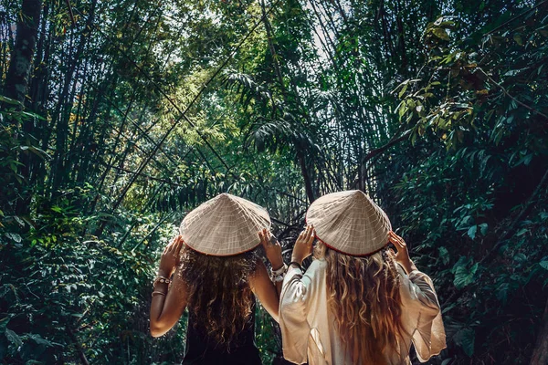 Две Красивые Девушки Лесу — стоковое фото
