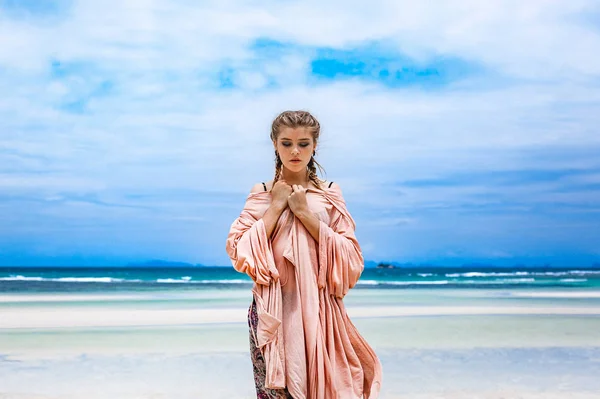 Живописный Портрет Привлекательной Молодой Женщины Позирующей Пляже — стоковое фото